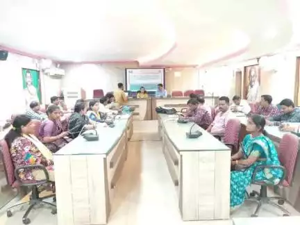 ଭଞ୍ଜନଗର: ଭଞ୍ଜନଗର ବିଡିଓଙ୍କ ବିଭିନ୍ନ କାର୍ଯ୍ୟର ସମୀକ୍ଷା କରିଲେ । ବ୍ଲକ ର ସଭାଗୃହ ରେ ସମୀକ୍ଷା ବୈଠକ ଅନୁଷ୍ଠିତ