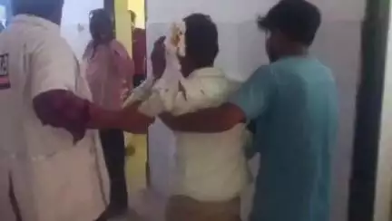 सरीला: अमून्द गांव के पास तेज रफ्तार मोटरसाइकिल के फिसलने से सवार युवक घायल, 108 एम्बुलेंस ने CHC में कराया भर्ती