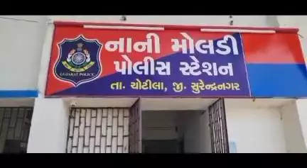 ચોટીલા: નાની મોલડીએ પોલીસે રાજપર ગામના પાટીયા પાસેથી એક કારમાંથી બીયરનો જથ્થો જપ્ત કર્યો