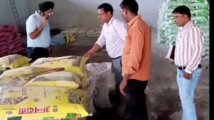 मुंगेली: जिले की 66 समितियों में पर्याप्त मात्रा में खाद-बीज उपलब्ध, किसानों को खाद-बीज लेने में हो रही सहूलियत