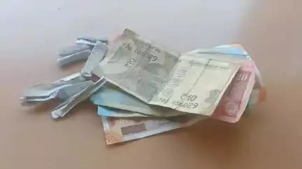 कुंडम: कुटी घाट में सट्टा खिला रहा आरोपी पुलिस द्वारा गिरफ्तार, सट्टा पट्टी और ₹450 बरामद