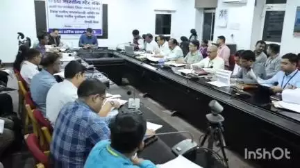 रायगढ़: रायगढ़ कलेक्टर मयंक चतुर्वेदी ने जिला स्तरीय परामर्शदात्री एवं पुनरीक्षण समिति की बैठक ली