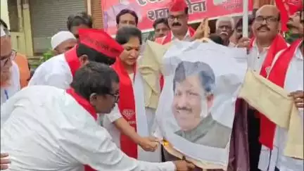 *बबनराव लोणीकरांच्या वादग्रस्त विधानाचा करुणा मुंडेंच्या पक्षाकडून पुतळा जाळून निषेध*