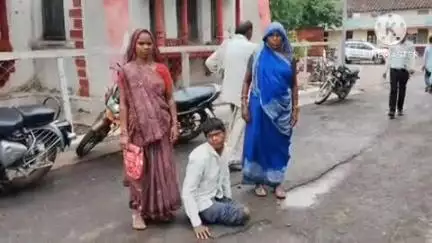 खुरई: शासकीय योजनाओं के लाभ के लिए आधार कार्ड अपडेट कराये जा रहे हैं, एक दिव्यांग भी भटक रहा