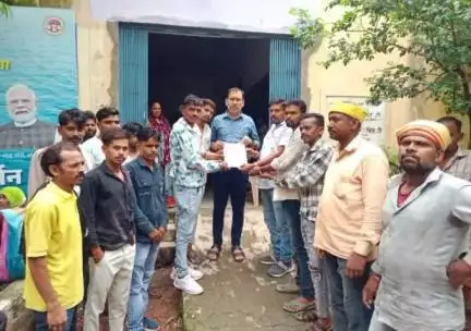 अलीराजपुर: चंद्रशेखर आजाद नगर में जयेश ने विलेश खराड़ी के समर्थन में राष्ट्रपति के नाम तहसीलदार को रिहाई का ज्ञापन सौंपा