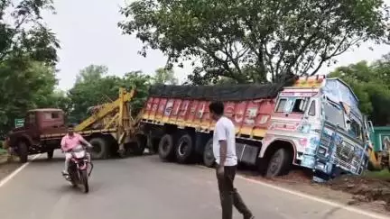 গড়বেতা ৩: চন্দ্রকোনা রোড ঘাটালগামী রাজ্য সড়কের উপরে দুর্ঘটনার কবলে মাল বোঝাই লড়ি