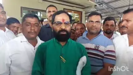 महाड: रायगड पालकमंत्री पदावरून भरत गोगावले गरजले
मग आम्ही काय ध्यानातले आहोत?
75 टक्के जनतेच्या मनातला पालकमंत्री भरतशेठ