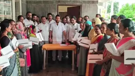 పలమనేరు: పలమనేరు:నియోజకవర్గ ఎమ్మెల్యే చేతుల మీదుగా ఆర్పీలకు ట్యాబ్ లు అందజేత, పారదర్శకత,పర్యవేక్షణతో ఎస్.హెచ్.జీ గ్రూపుల బలోపేతం@