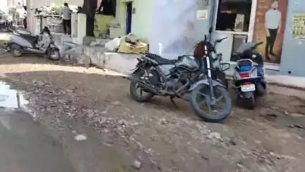 झांसी: हर घर जल हर घर नल योजना के तहत सड़क खोद कर डाल दी पाइपलाइन,टूटी सड़क से लक्ष्मी गेट बाहर लोग हो रहे परेशान #jansamasya
