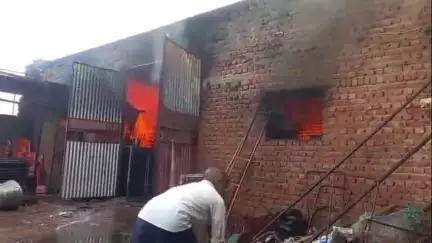 कोल: कौड़ियागंज में टेंट और साउंड गोदाम में लगी भीषण आग, लाखों का हुआ नुकसान, स्थानीय लोगों ने डब्बे-बाल्टी से पाया काबू