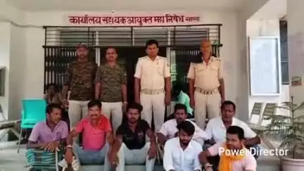 कहरा: उत्पाद पुलिस ने छापेमारी कर 2 कारोबारियों व 5 शराबियों को किया गिरफ्तार, सहरसा कोर्ट में पेश किया