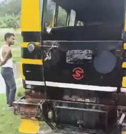 रुद्रपुर: रुद्रपुर के नैनीताल रोड पर खड़े टेंपो में लगी अचानक आग, मचा हड़कंप, स्थानीय लोगों ने पाया आग पर काबू
