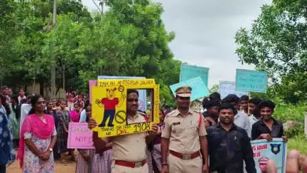 వెల్గటూరు: డ్రగ్స్, గంజాయి సేవించడం వల్ల కలిగే అనర్ధాలపై వెల్గటూర్ పోలీసుల అవగాహన ర్యాలీ