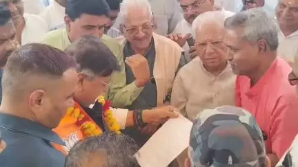 मंदसौर: पूरे मध्य प्रदेश में नामांतरण शुल्क 1% है, तो मंदसौर में 2% क्यों? पार्षद ने मंत्री को सौंपा ज्ञापन