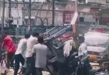 बदायूं: बदायूं शहर में नाले निर्माण के दौरान सड़क की खुदाई के कारण लावेला चौक पर ई-रिक्शा पलटा