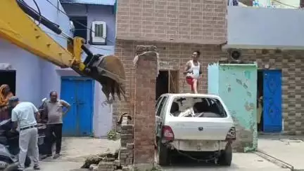 चंदौसी: चंदौसी के रामबाग, सीकरी गेट, बीएच डिग्री कॉलेज, संभल गेट एवं वाल्मीकि बस्ती में नाले पर अतिक्रमण को लेकर चला बुलडोजर