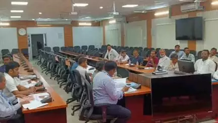 बेतिया: समाहरणालय सभागार में जिला निर्वाचन पदाधिकारी ने राजनैतिक दलों के अध्यक्षों/सचिवों के साथ की बैठक
