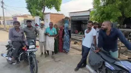 कैलारस: धुरकूड़ा के पास नाग की मौत पर नागिन ने प्राण त्यागे, लोगों ने अंतिम संस्कार कराकर मंदिर बनवाने और कन्या भोज की कही बात