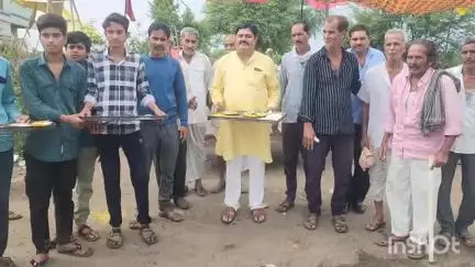 विदिशा नगर: मनोरा धाम में उमड़ा श्रद्धालुओं का सैलाब, सैकड़ों लोग स्टॉल लगाकर कर रहे हैं प्रसादी वितरण