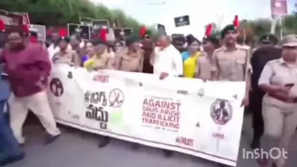 గుంటూరు: గుంటూరు నగరంలో యాంటీ నార్కోటిక్ డే సందర్భంగా డక్స్ వ్యతిరేక ర్యాలీలో పాల్గొన్న ముఖ్యమంత్రి చంద్రబాబు