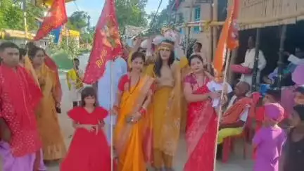 बथनाहा: सहियारा गांव में 151 कुमारी कन्याओं द्वारा विशाल कलश शोभायात्रा निकाली गई