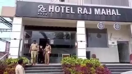 रूड़की: रामपुर में स्थित राजमहल होटल में चल रहे कैसीनो का पुलिस ने किया खुलासा, बस भरकर महिलाएं और पुरुषों को किया गिरफ्तार