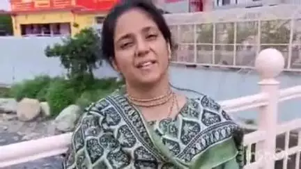 नैनीताल: नैनीताल पुलिस की दुरस्त व्यवस्थाओं की लोक प्रिय भजन गायिका उमा लहरी ने की सराहना, कैंची धाम में दर्शन कर जताया आभार