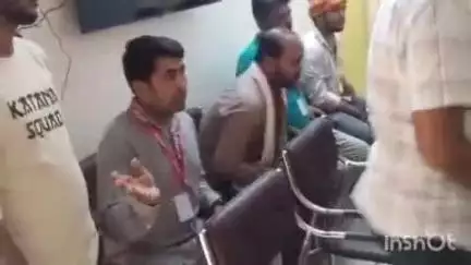 रॉबर्ट्सगंज: पुलिस लाइन में सवर्ण आर्मी के जिलाध्यक्ष को अज्ञात नंबरों से मिली धमकी के मामले में कार्यकर्ताओं ने एएसपी को ज्ञापन सौंपा