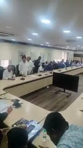 अलिबाग: आरसीएफ कॉलनी मध्ये स्थानिकांना केलेल्या प्रवेश बंद बद्दल खासदार सुनील तटकरे संतप्त
बैठकीत दिला इशारा