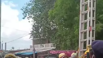 आज़मगढ़: बाढ़ आपदा से निपटने के लिए प्रशासन सतर्क, सगड़ी में मार्कड्रिल के जरिए अधिकारियों की उपस्थिति में किया गया पूर्वाभ्यास