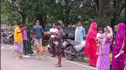 पेण्ड्रा रोड गौरेला: नीमधा कन्या स्कूल गेट में ग्राम की महिलाओं ने किया तालाबंदी स्कूल,प्रबंधक पर दाखिला नहीं देने का आरोप #jansamasya