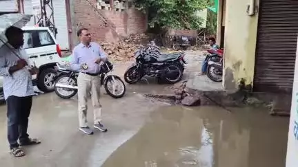 बेगुं: बेगू नगर के तुलसी कॉम्प्लेक्स में बारिश के पानी से दुकानदारों को हो रही समस्या की जानकारी मिलने पर पहुंचे न.पा.ईओ