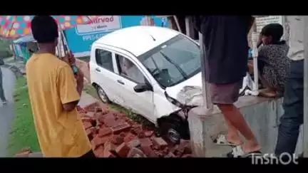 पतरातू: बलकूदरा ओवरब्रिज के पास कार दुर्घटनाग्रस्त, कार सवार दो लोग बाल-बाल बचे, मामूली चोटें आईं