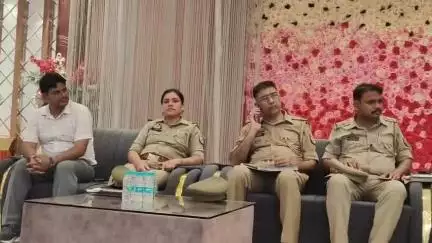 धनौरा: गजरौला शहर के एक होटल में पुलिस प्रशासन ने मोहर्रम व कावड़ यात्रा को लेकर अमन कमेटी की बैठक का आयोजन किया