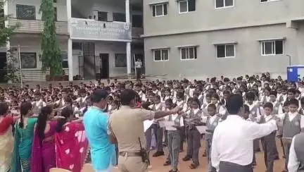 ಬಾದಾಮಿ: ಚೊಳಚಗುಡ್ಡ ಗ್ರಾಮದ ಶ್ರೀ ಶಾಖಂಭರಿ ವಿದ್ಯಾನಿಕೇತನ ಶಾಲೆಯಲ್ಲಿ ಮಾದಕ ದ್ರವ್ಯ ವ್ಯಸನ ಮುಕ್ತ ದಿನ ಪ್ರತಿಜ್ಞಾ ಭೋಧನೆ ಮಾಡಿಸಿದ ಪಿಎಸ್‌ಐ ವಿಠಲ್
