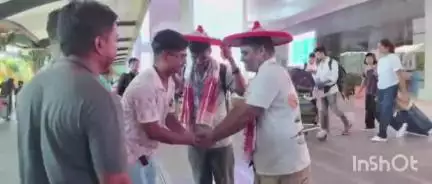 পলাশবাৰী: বৰঝাৰ বিমানবন্দৰত বলিউডৰ অভিনেতা দুৰ্গেশ কুমাৰ আৰু অশোক পাঠক, অসমীয়া ছবিৰ ট্ৰেইলাৰ মুকলি অনুষ্ঠানত কৰিব অংশগ্ৰহণ
