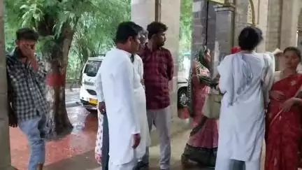 खंडवा नगर: खरगोन से लापता युवती को खंडवा वन स्टॉप सेंटर के अधिकारियों ने परिजनों को सौंपा