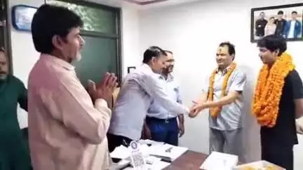 कोरांव: गोपाल विद्यालय इंग्लिश मीडियम स्कूल के छात्र नितिन ने पहले प्रयास में नीट परीक्षा पास की, विद्यालय ने किया सम्मानित