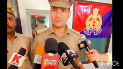 अमरोहा में प्राइवेट चैनल आज तक के यूपी तक से जुड़े रिपोर्टर बी.एस.आर्य,उर्फ बुध सिंह आर्य ने पुलिस इंस्पेक्टर की वर्दी पहन कर प्रेस कॉन्फ्रेंस करने वाली वीडियो वायरल,पुलिस को शिकायत की गई