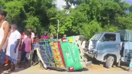 दिघलबैंक: हरुआडांगा सुल्तानगंज के पास ऑटो और पिकअप की टक्कर, कई लोग घायल, तीन की हालत नाज़ुक