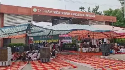 हिसार: HAU विश्वविद्यालय में छात्रों का धरना जारी, 2 जुलाई को HAU के चारों गेट रोके जाएंगे