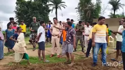 चकाई: चकाई प्रखंड अंतर्गत पोझा पंचायत के दुम्मा गांव में दबंगों द्वारा रास्ता अतिक्रमण करने पर ग्रामीणों ने सीओ को दिया आवेदन