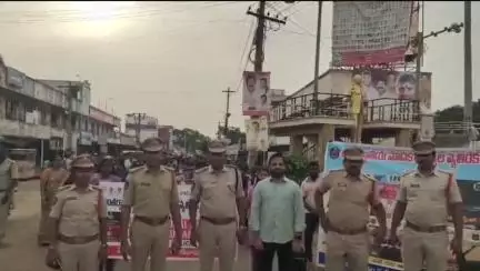 అంతర్జాతీయ మారకద్రవ్యాల దినోత్సవం సందర్భంగా పెద్దాపురంలో విద్యార్థులతో కలిపి ర్యాలీ నిర్వహించిన వివిధ శాఖల అధికారులు.
