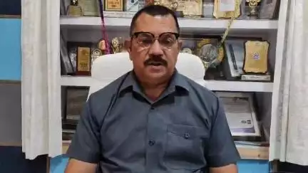 तिलहर: जिला जेल में मानवाधिकार संगठन के पदाधिकारियों ने जेल में बंदियों को आम उपलब्ध कराए, जेल अधीक्षक भी रहे मौजूद