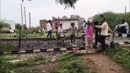 टांटोटी: बांदनवाड़ा खेड़ी में रेलवे अंडरपास में पानी की निकासी अभाव कारण जान जोखिम में डालकर पटरी पार कर रहे ग्रामीण#jansamasya