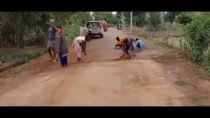 କାମାକ୍ଷାନଗର: ଭୁବନ ନିଲକଣ୍ଠପୁର ଗାଁ ନିକଟରେ ରାସ୍ତା ନିର୍ମାଣରେ ଶିଶୁ ଶ୍ରମିକ କରୁଛନ୍ତି କାମ ଗୁରୁବାର ୩ଟାରେ ଲୋକେ କଲେ ଅଭିଯୋଗ