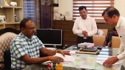 महाराजगंज: कलेक्ट्रेट में DM से मिले निचलौल के अधिवक्ता, तहसीलदार के पेशकार को हटाने को सौंपा ज्ञापन