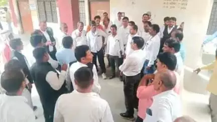 कोरांव: तहसील कोरांव में एक गुट के अधिवक्ताओं की 18वें दिन भी एसडीएम के स्थानांतरण को लेकर हड़ताल जारी, की नारेबाजी