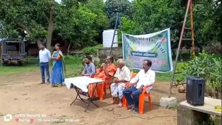 दुमका: सतन आश्रम धधकिया के गुरुकुलम में पर्यावरण संरक्षण हेतु 'एक पेड़ माँ के नाम' कार्यक्रम का आयोजन किया गया