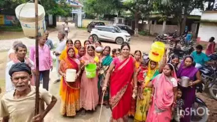 सोनो: पेयजल संकट को लेकर ग्रामीणों ने सोनो प्रखंड कार्यालय का किया घेराव